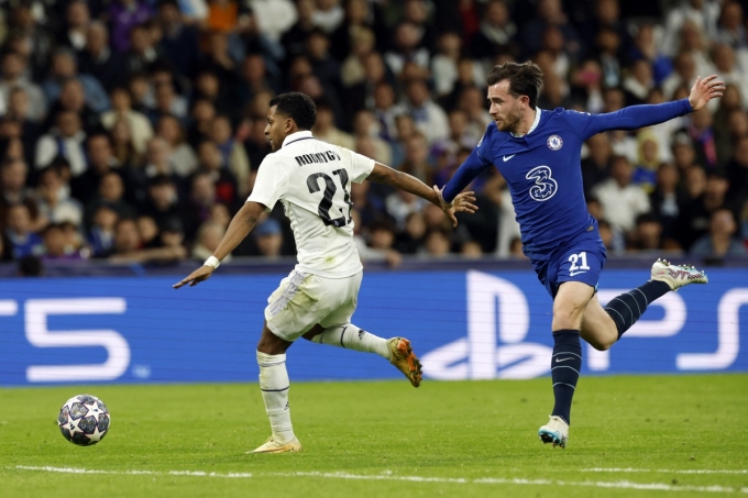 Chilwell phạm lỗi ngăn cản Rodrygo đối mặt với thủ môn Chelsea