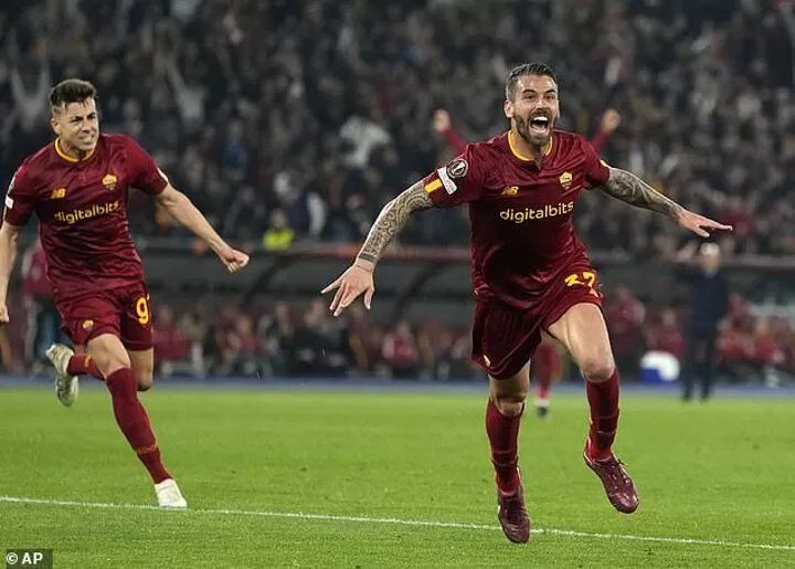 Roma thẳng tiến vào bán kết Cup C2