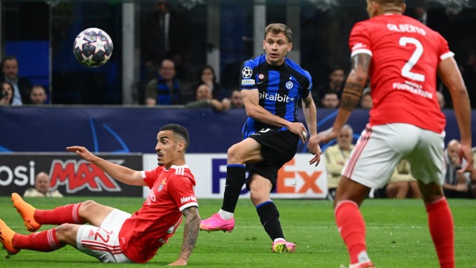cầu thủ inter dứt điểm góc cao mở tỷ số ở trận gặp Benfica