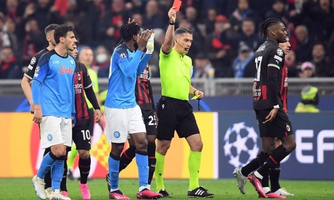 Cầu thủ Napoli bị thẻ đỏ trong trận đấu với Milan