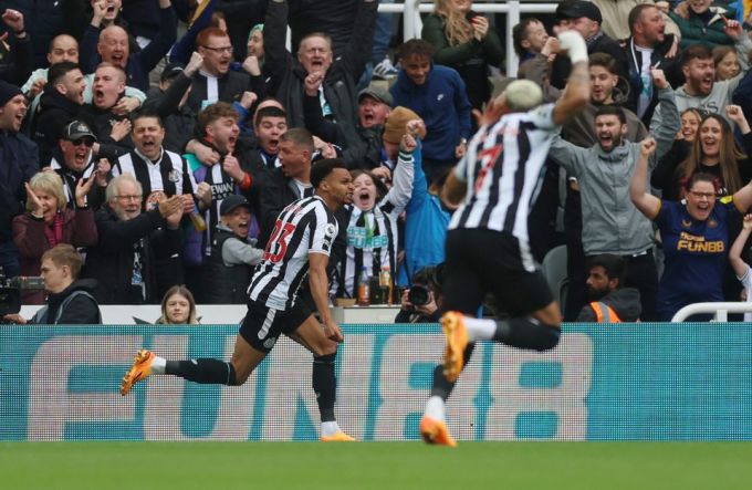 Jacob Murphy vui mừng sau khi mở tỷ số cho Newcastle