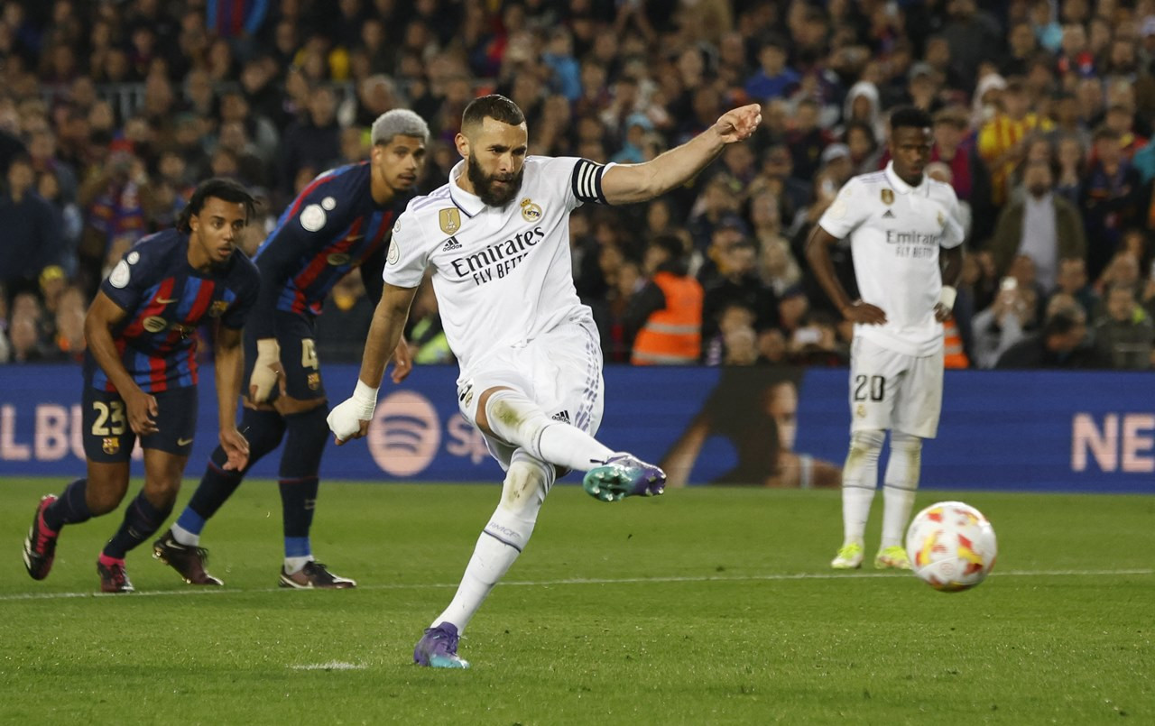 Từ khoảng cách 11m, Benzema không bỏ lỡ cơ hội nâng tỉ số lên 3-0 cho các vị khách đến từ Madrid