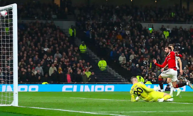 Tiền vệ Bruno Fernandes bỏ lỡ cơ hội khi sút dội xà, khi Man Utd hoà 2-2 trên sân Tottenham 