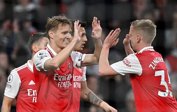 Odegaard ăn mừng khi lập cú đúp trong trận đấu giữa arsenal và chelsea