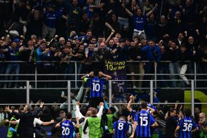 Tiền đạo Martinez chia vui với các CĐV sau khi Inter vào chung kết Champions League