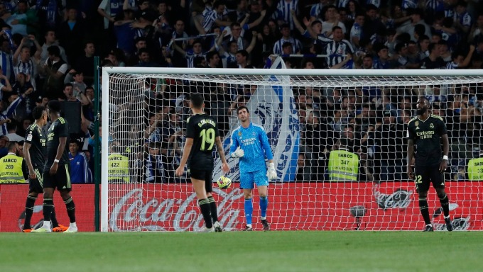 Thủ môn Courtois và các đồng đội thất thần sau khi Real nhận bàn thua thứ hai