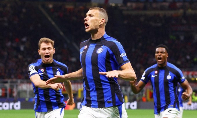 Edin Dzeko vui mừng sau khi mở tỷ số cho Inter.