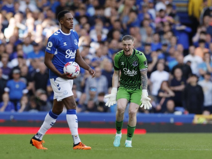 Thủ thành Jordan Pickford vui mừng khi Everton giành vé ở lại Ngoại hạng Anh