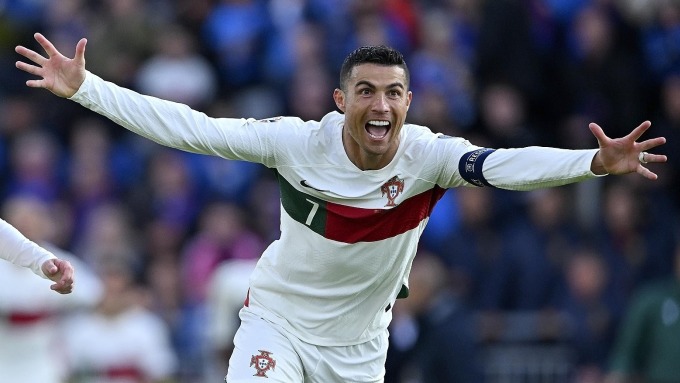 Ronaldo mừng bàn thắng ở cuối trận gặp Iceland