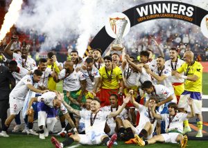 Sevilla nâng cup vô địch sau khi thắng trong loạt đá luân lưu chung kết Europa League