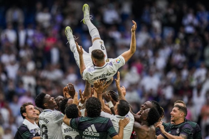 Các cầu thủ Real tung hô Benzema sau trận đấu