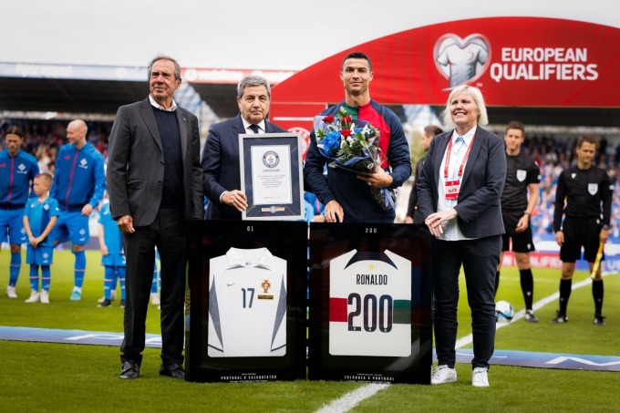 Ronaldo (thứ ba từ trái sang) nhận giấy chứng nhận kỷ lục Guinness trước trận gặp Iceland