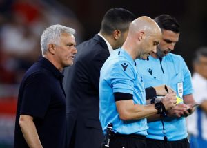 Mourinho phản đối trọng tài trong trận chung kết Europa League