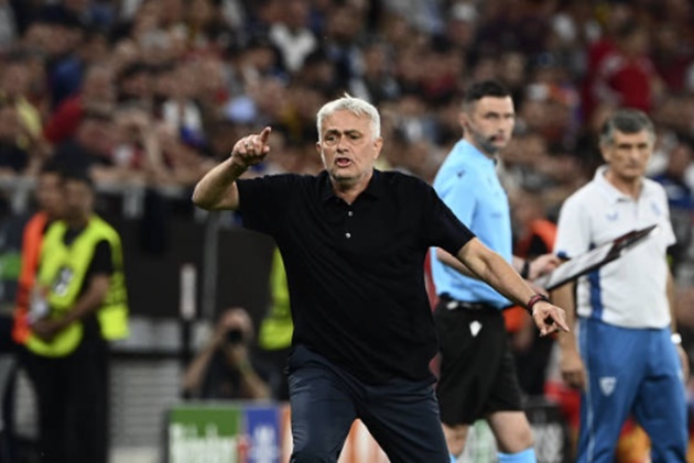 Mourinho tranh cãi với trong tài trong trận chung kết Europa League giữa Roma và Sevilla