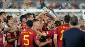 Các cầu thủ Tây Ban Nha nâng Nations League sau trận chung kết