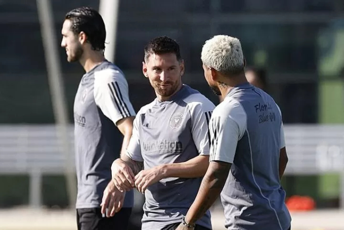 Messi trò chuyện với Josef Martinez trên sân tập của Miami