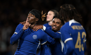 Madueke chia vui với đồng đội sau khi gỡ hòa cho Chelsea
