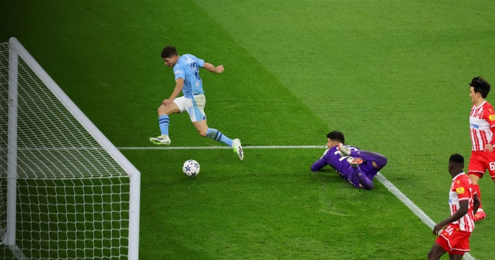 Tiền đạo Alvarez ghi bàn gỡ hòa 1-1 cho Man City ở đầu hiệp hai trận gặp Red Star Belgrade.

