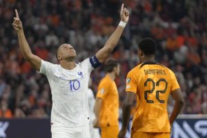 Mbappe mừng bàn trong trận Hà Lan 1-2 Pháp