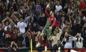 Ronaldo mừng bàn nâng tỷ số lên 2-0 cho Bồ Đào Nha